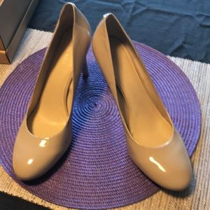 Nine West Beige Patent Round Toe Heels US 12M